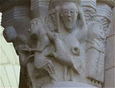 Chapiteau de Saint Genou avec un renard et deux femmes à l'intérieur de l'église de Saint Genou