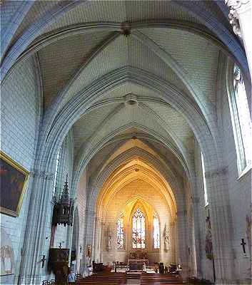 Intérieur de la Nef de l'église Saint Etienne, au fond le choeur