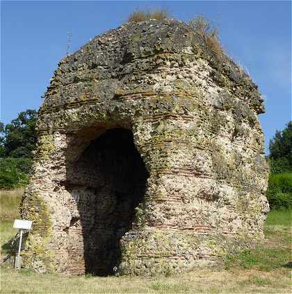 Fanum: Vue extérieure de la Tour de Grisset près de Fréteval